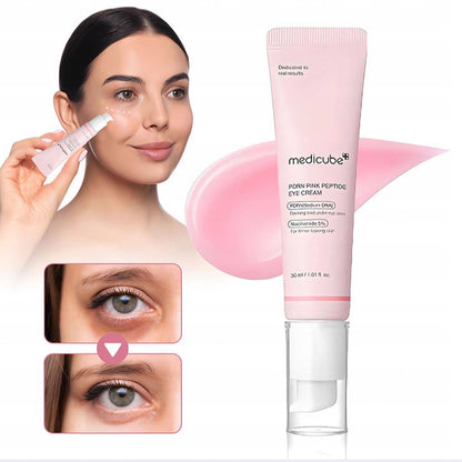Application de la Medicube PDRN Pink Peptide Eye Cream sur le contour des yeux