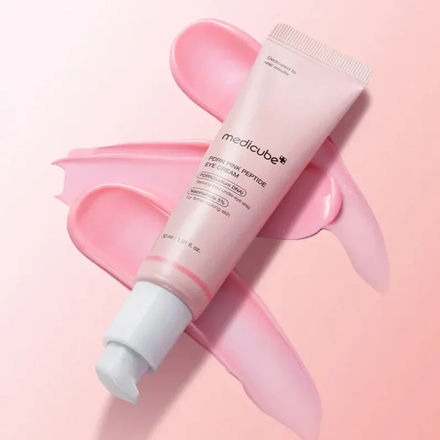 Medicube PDRN Pink Peptide Eye Cream avec texture rose